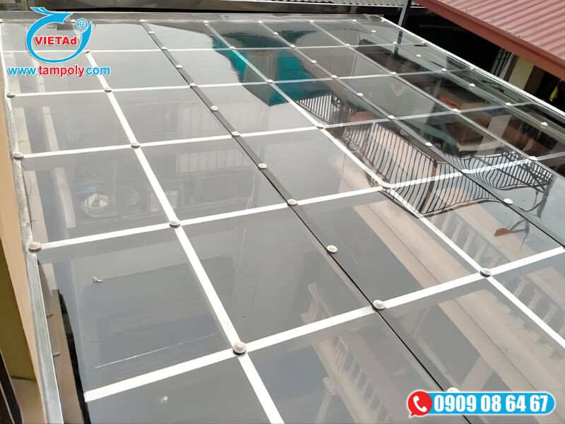 Tấm poly trong suốt gia công làm tấm lấy sáng cho sân nhà