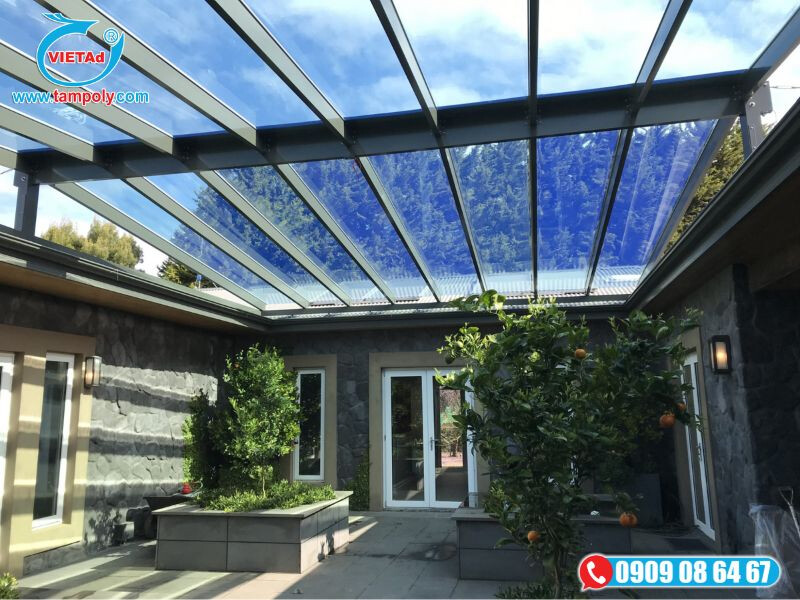 Tấm poly đặc màu xanh thi công làm mái che sân