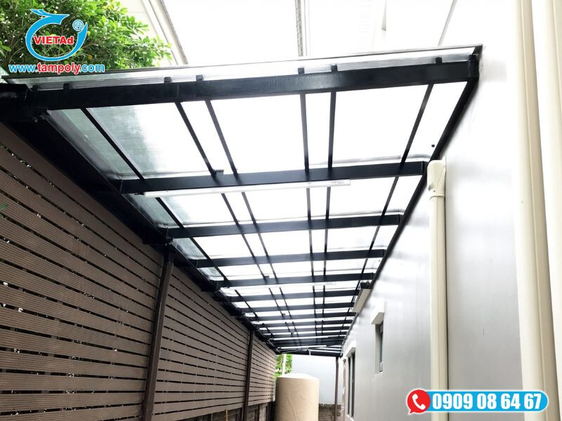Tấm poly đặc màu trắng làm mái hiên che sân nhà