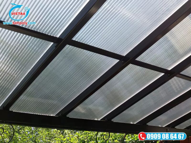 Tấm poly dạng sóng màu trắng làm mái hiên che sân thượng