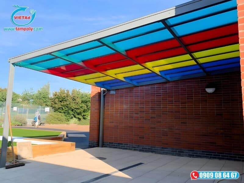 Gia công tấm poly nhiều màu sắc cho mái hiên