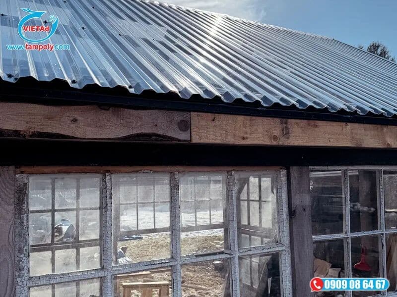 Mái che lấy sáng từ tấm poly dạng sóng cho nhà kho