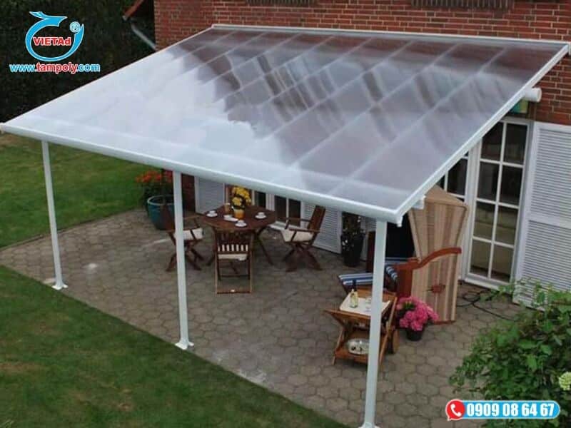 Mái che sân vườn từ tấm poly nhựa trắng