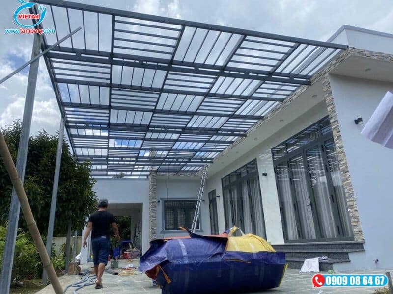 Tấm poly được dùng rộng rãi trong mái hiên, ban công