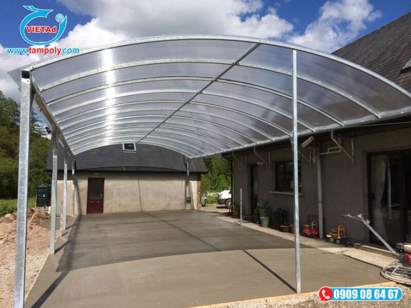 Tấm poly đặc màu trắng trong thi công mái che sân