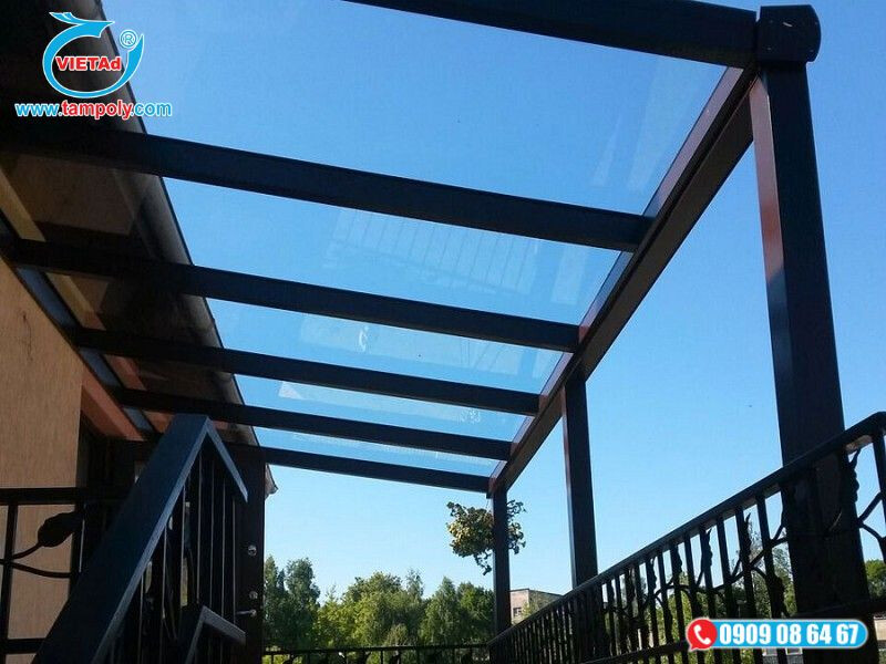 Thi công tấm poly đặc làm mái hiên che ban công