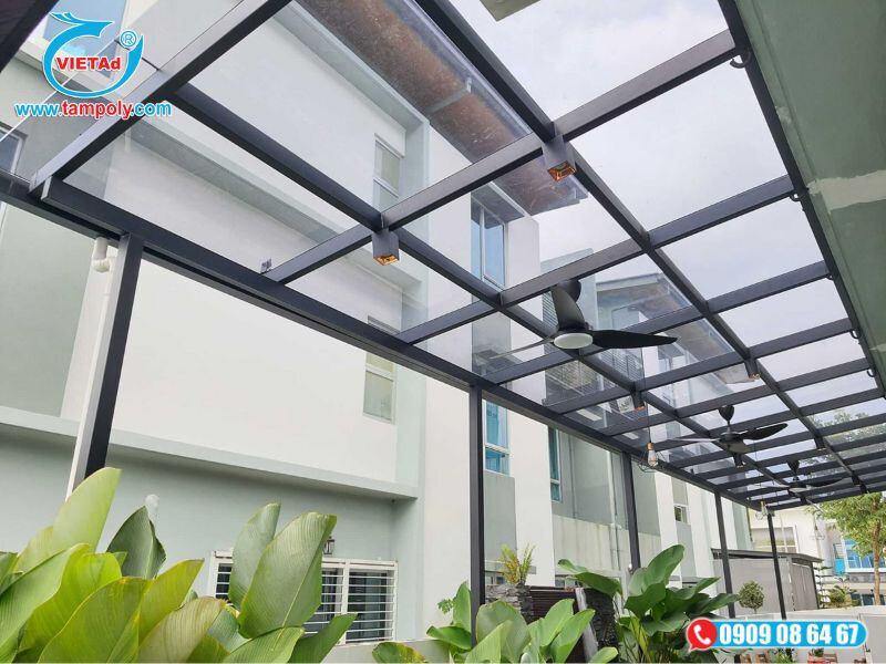 Tấm poly thi công làm mái hiên che vách nhà 