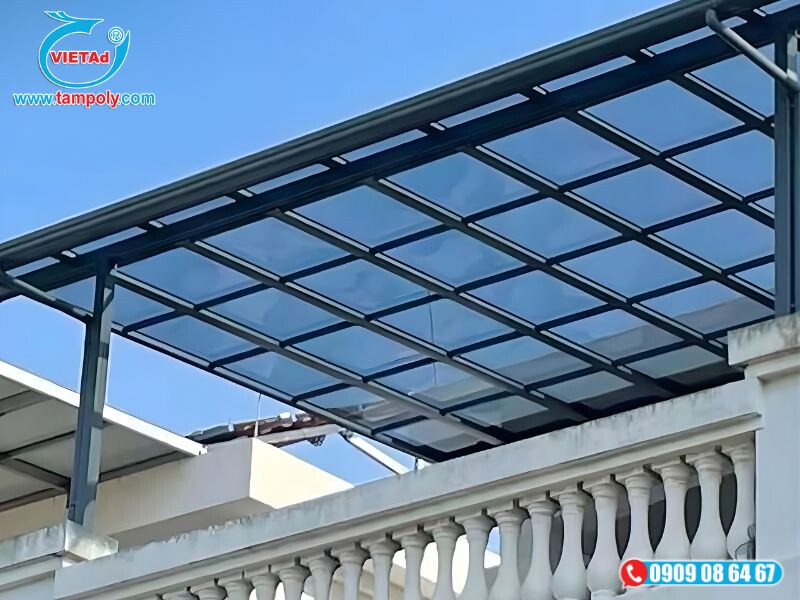 Mái che sân thượng từ tấm poly đặc