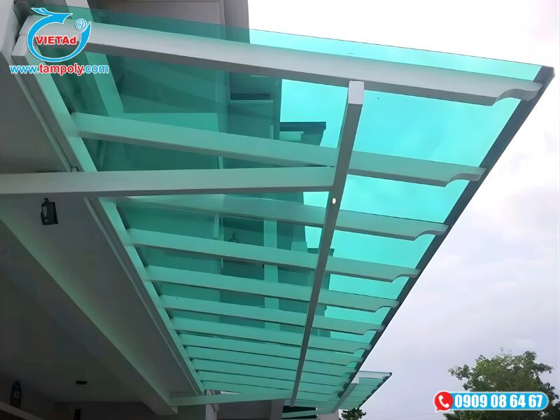 Giếng trời được thi công từ tấm poly đặc