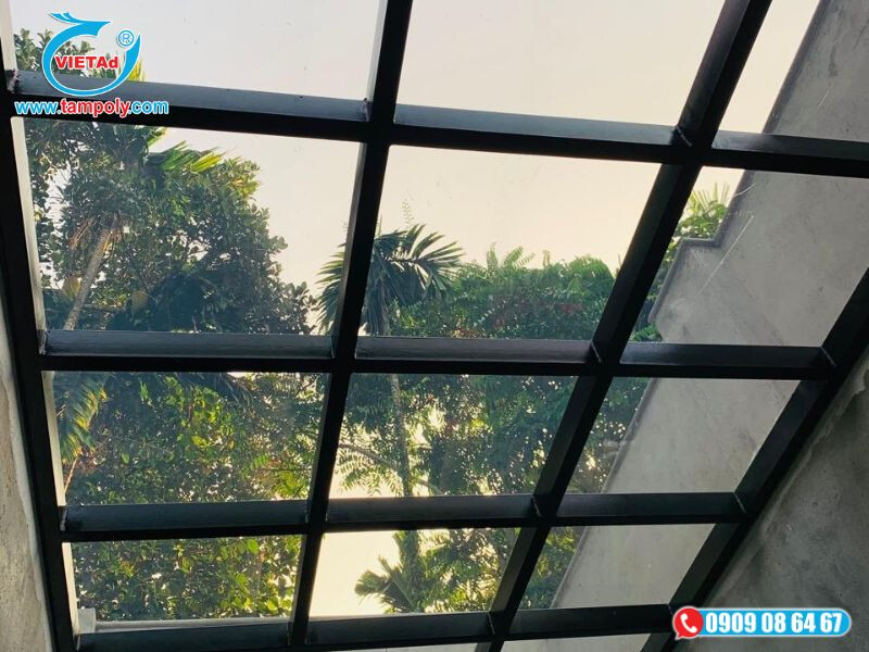 Ưu điểm của tấm poly đặc ruột làm giếng trời