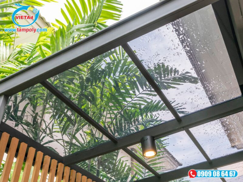 Mái hiên được gia công từ tấm poly trong