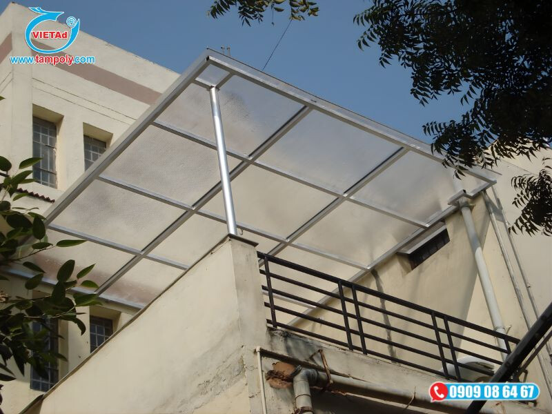 Tại quận 7, tấm poly được gia công làm mái che sân thượng