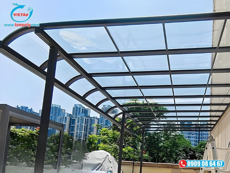 Tấm poly được thi công làm mái hiên che mát