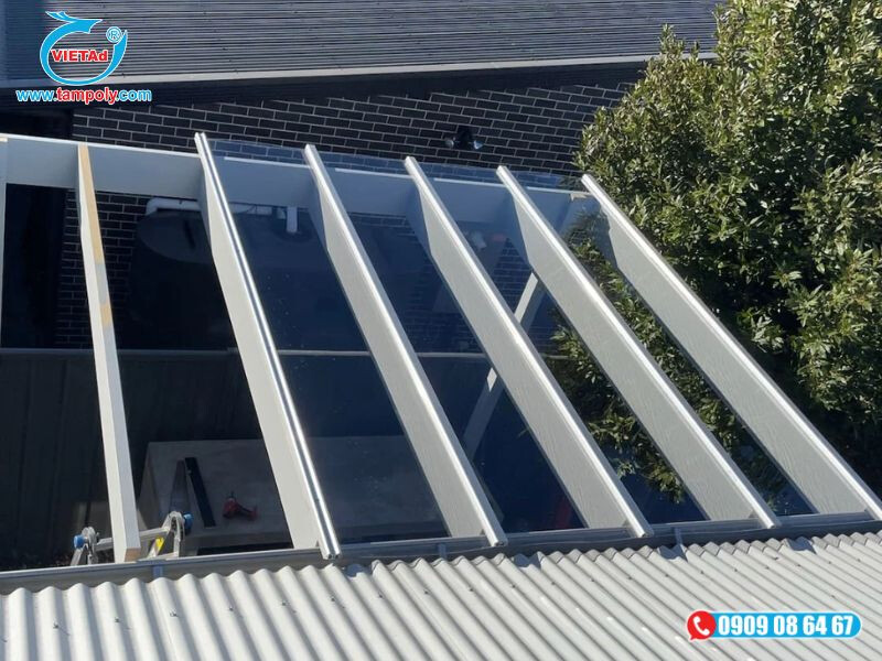 Thi công tấm poly đặc trắng trong làm giếng trời cho nhà ở quận 7