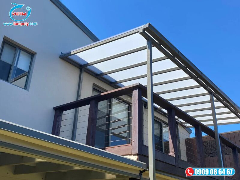 Tấm poly trắng sữa gia công làm mái hiên nhà