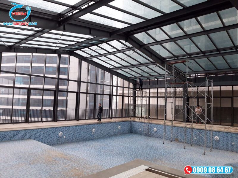 Thi công tấm poly làm mái che hồ bơi 