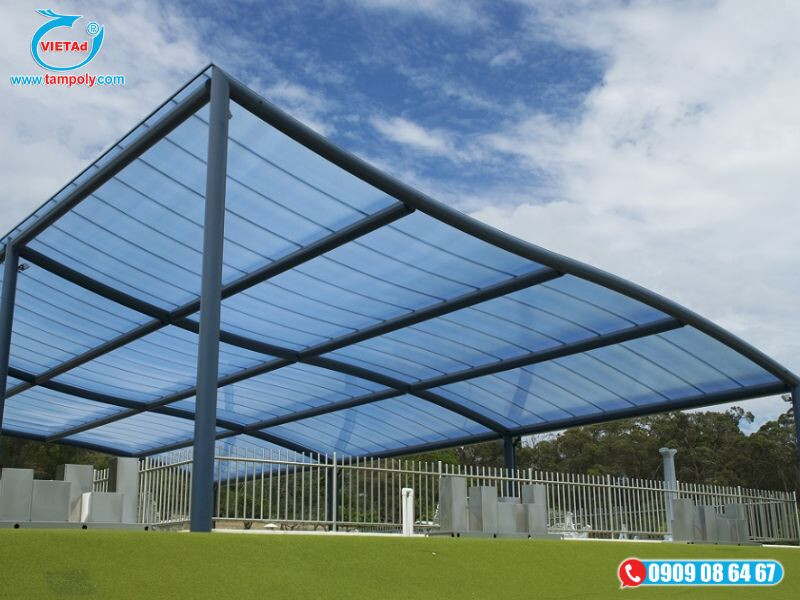 tấm poly lấy sáng màu xanh gia công làm chái che 