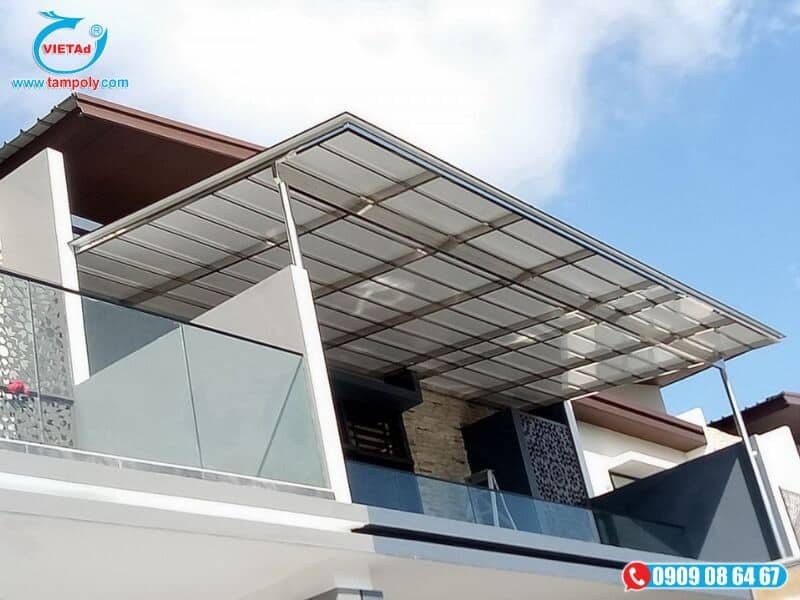 Mái hiên quán cà phê, nhà hàng, tạo không gian sáng và thoáng.