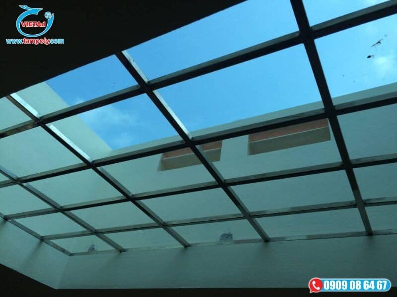 Mái che giếng trời nhà phố lấy sáng tự nhiên, hiện đại.