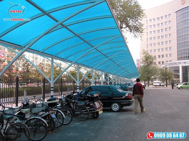 Bãi giữ xe, nhà xe công ty, trường học sử dụng tấm poly rỗng ruột hoặc đặc ruột.