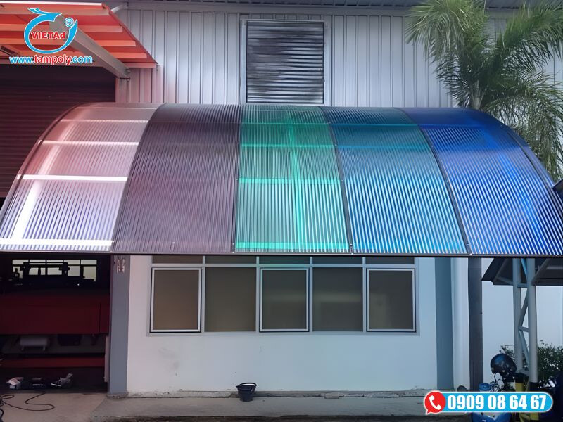 Tấm poly rỗng được gia công làm mái hiên