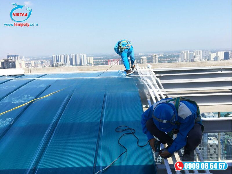 Thi công tấm poly rỗng màu xanh cho toà nhà