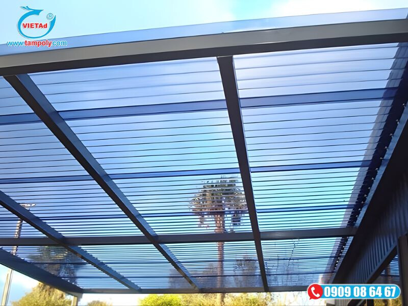 Tấm lấy sáng làm mái che cho sân nhà