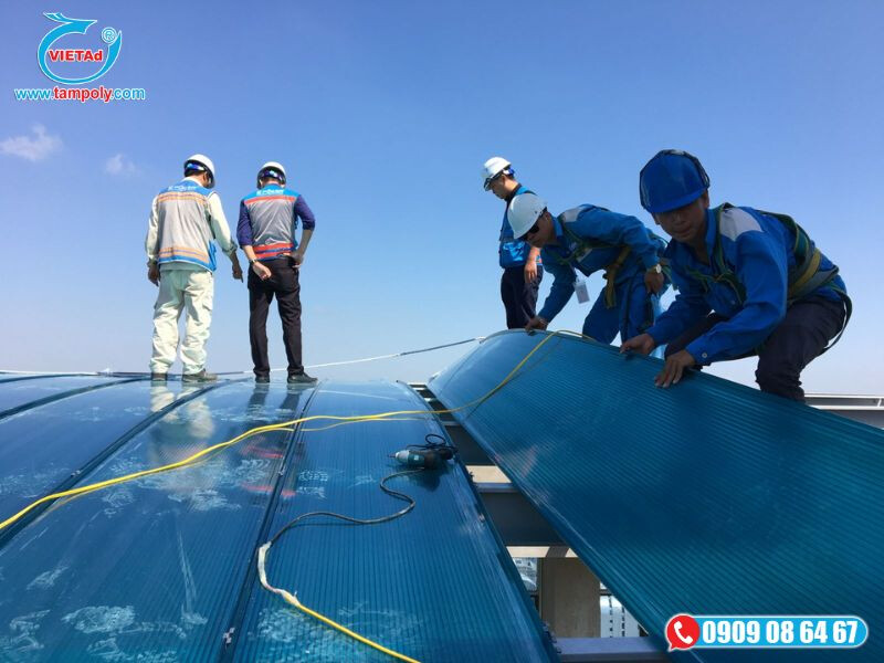 Tấm poly rỗng thi công mái che cho bãi xe