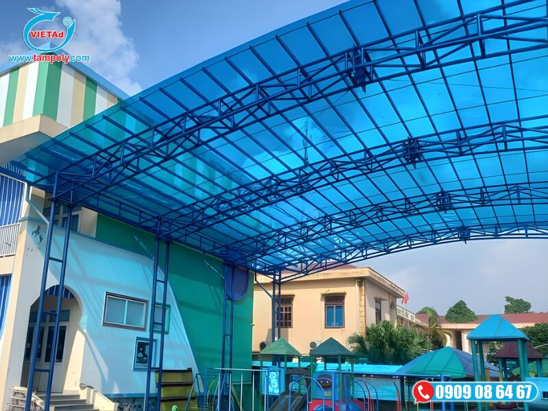 Tấm poly rỗng màu xanh gia công làm vòm che khu vui chơi
