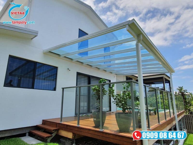 Tấm Polycarbonate làm mái che cho ban công