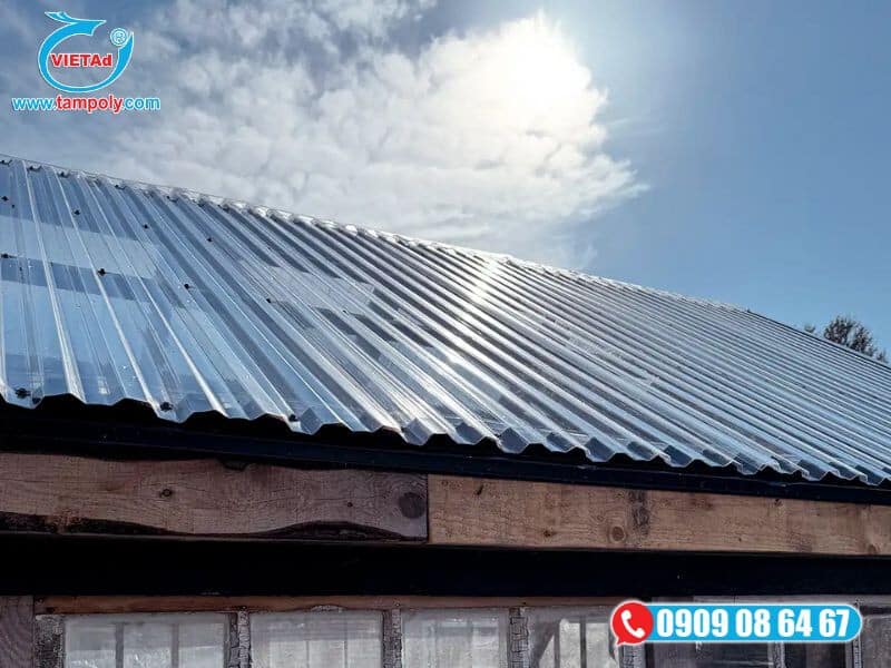 Tấm Polycarbonate làm mái che lấy sáng
