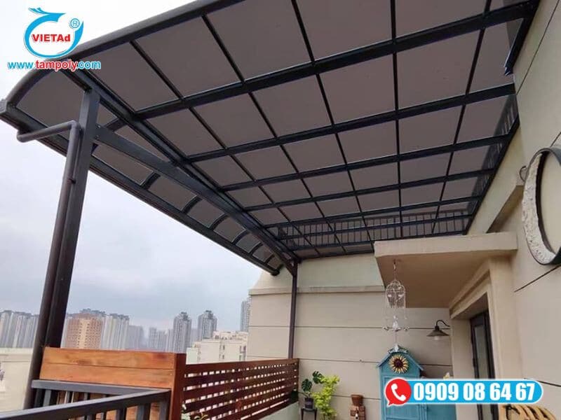 Tấm Polycarbonate làm mái cho sân thượng