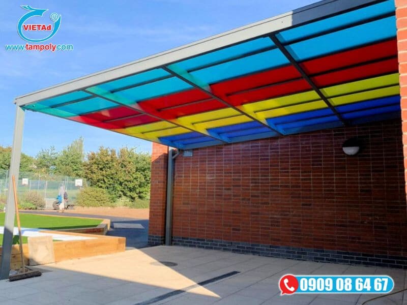 Tấm Polycarbonate nhiều màu làm mái che sân chơi