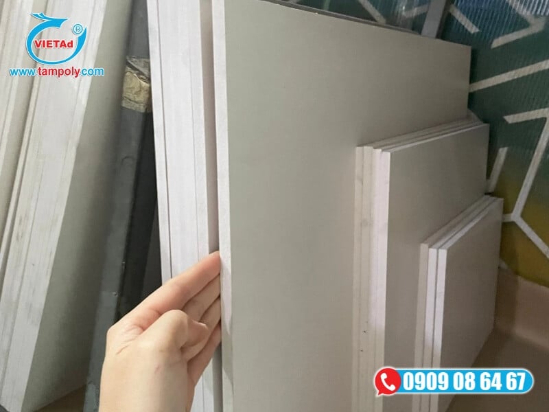 Tấm formex 8mm trọng lượng nhẹ, có bề mặt phẳng mịn dễ dàng in UV và dán decal sắc nét
