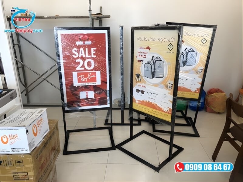 Fomex 10mm bồi decal 2 mặt được lựa chọn làm standee bởi giá rẻ 