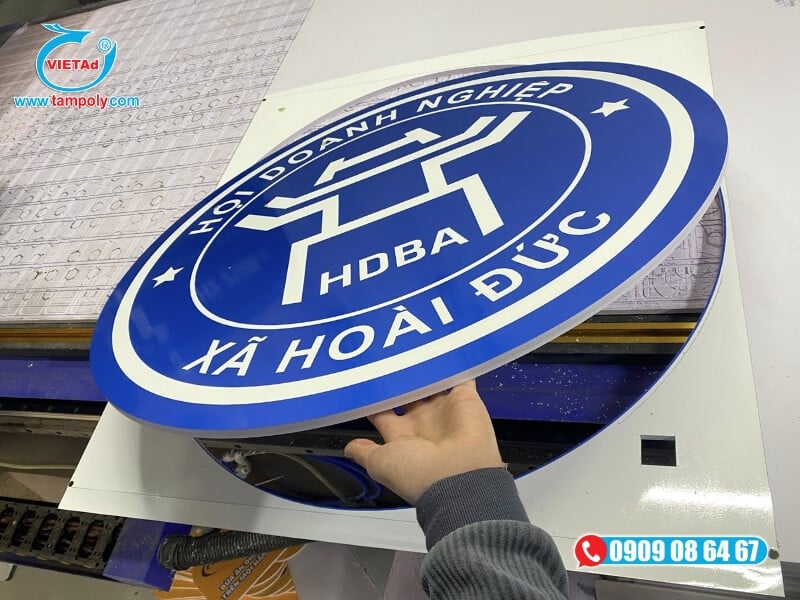 Tấm fomex 10mm làm logo với công nghệ cắt CNC chính xác và bồi decal PP 