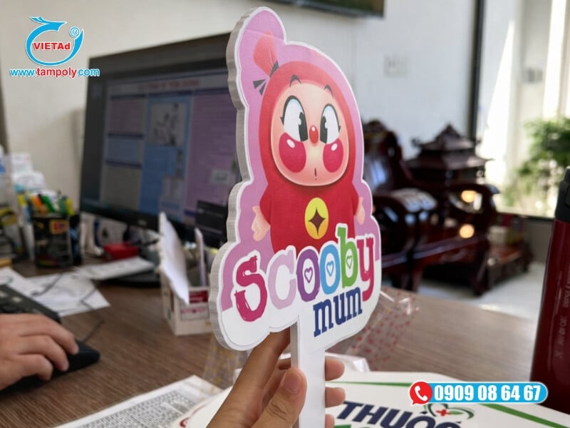 Độ cứng, bề mặt phẳng mịn, bám keo và giá tiết kiệm hơn các vật liệu khác, fomex là vật liệu được yêu thích để làm hashtag