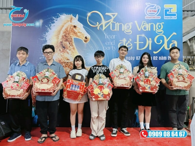 Hình ảnh tập thể Vật Liệu Tấm QCV nhận quà tại Year End Party