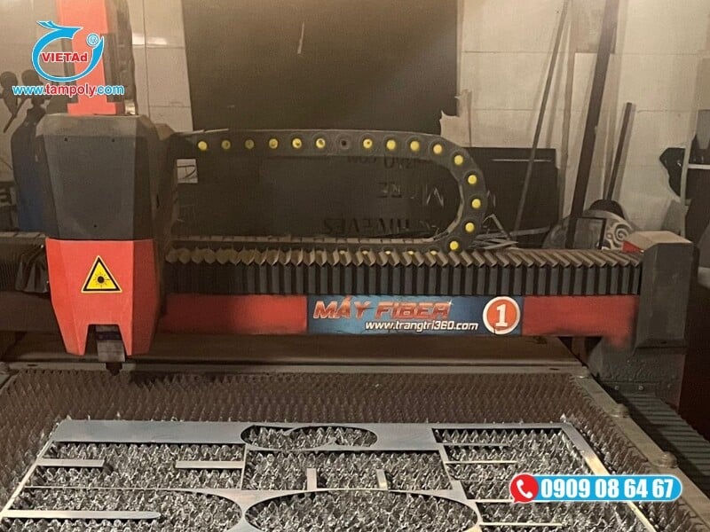 Nhôm tấm cắt lẻ CNC làm bảng hiệu và số nhà bền bỉ, sang trọng cho các cửa hàng tại Quận 10