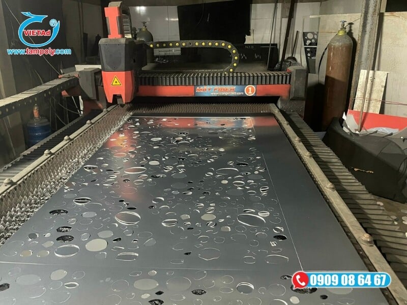 Gia công cắt nhôm tấm CNC Laser Fiber có độ chính xác cao, đáp ứng được yêu cầu cắt bản vẽ phức tạp