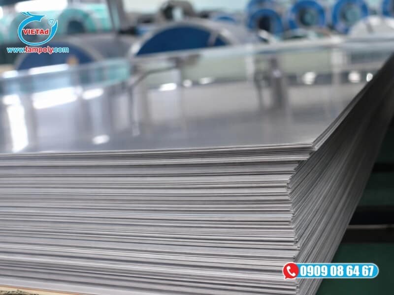 Vật Liệu Tấm QCV gia công tấm nhôm chuyên nghiệp với máy CNC Laser Fiber hiện đại