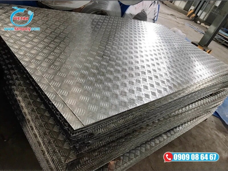 Nhôm tấm gân thường được ứng dụng làm tấm lót chống trượt, chịu được tải trọng lớn
