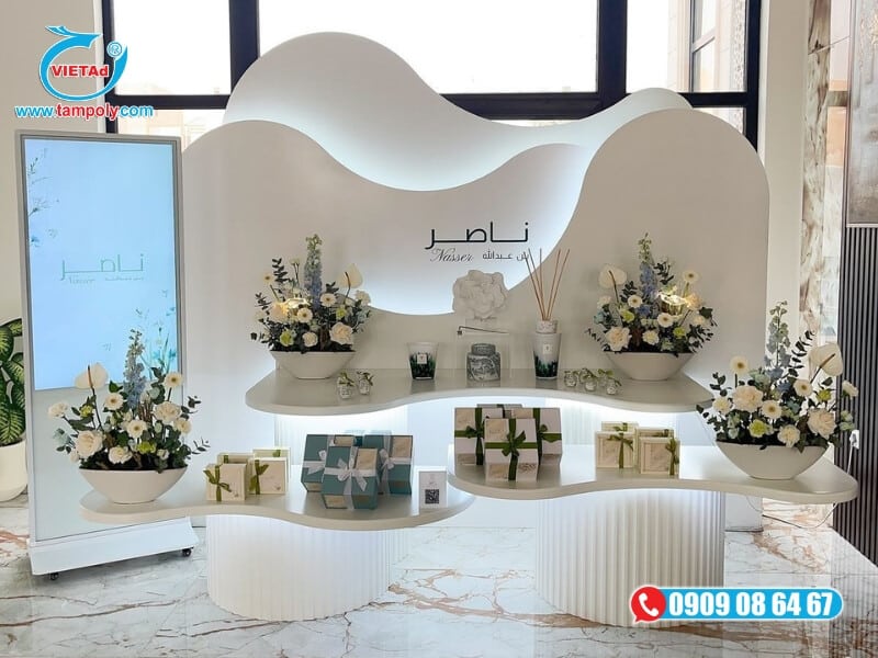 Tấm formex 18mm được sử dụng làm backdrop và kệ trưng bày sản phẩm