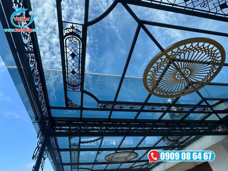 Với hệ khung thép và tấm Poly lợp mái hiên sẽ giúp căn nhà trở nên đẹp hơn.