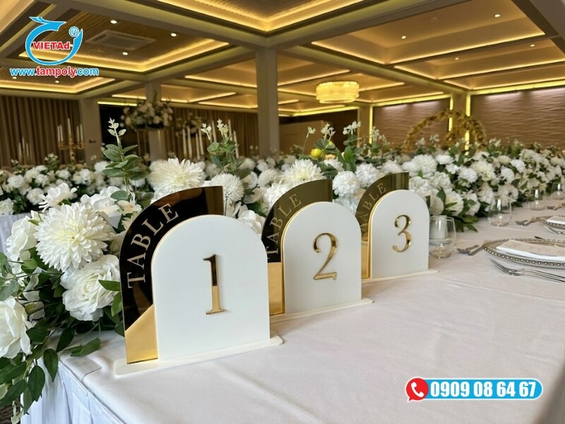 Tấm formex két học alu vàng gương làm bảng số bàn đẹp, sang