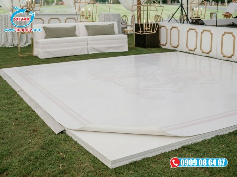 Tấm formex dày và chắc chắn có thể dùng làm vách ngăn tạm thời khá kiên cố