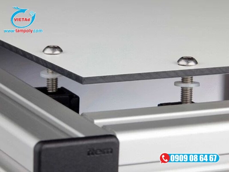 Tấm nhôm được ưa chuộng bởi trọng lượng nhẹ, chống ăn mòn tốt cùng giá thành rẻ hơn với vật liệu cùng hiệu năng khác