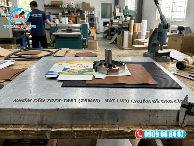 Nhôm tấm 25mm làm đế dao cắt chắc chắn, không bị lún khi dùng lực cắt mạnh