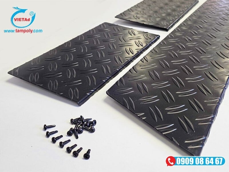 Với trọng lượng chỉ bằng một phần ba so với thép, tấm nhôm chống trượt 5mm dễ dàng lắp đặt trên cao