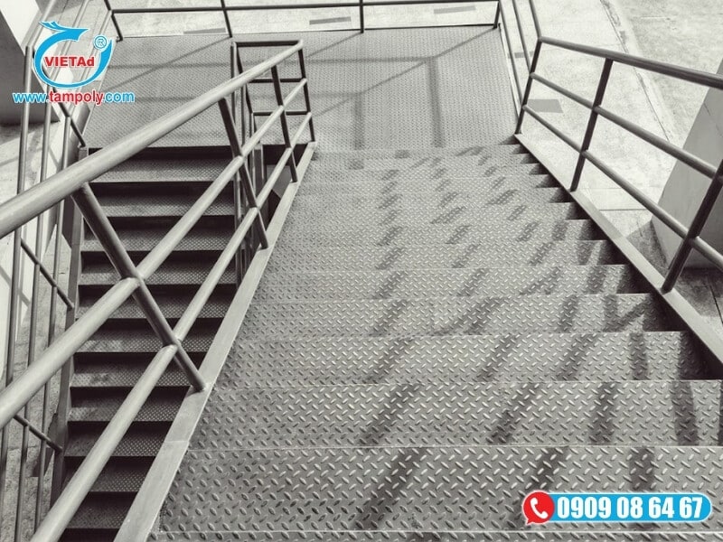 Tấm nhôm chống trượt 5mm ứng dụng làm mặt cầu thang